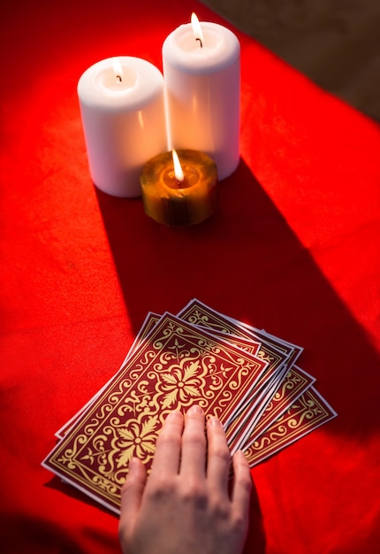 Wahrsager mit Tarot-Karten