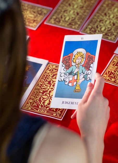 Wahrsager mit Tarot-Karten