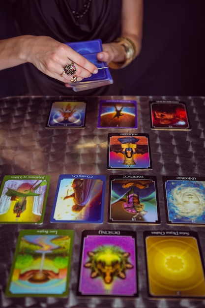 Wahrsager prognostizieren die Zukunft mit Tarot-Karten