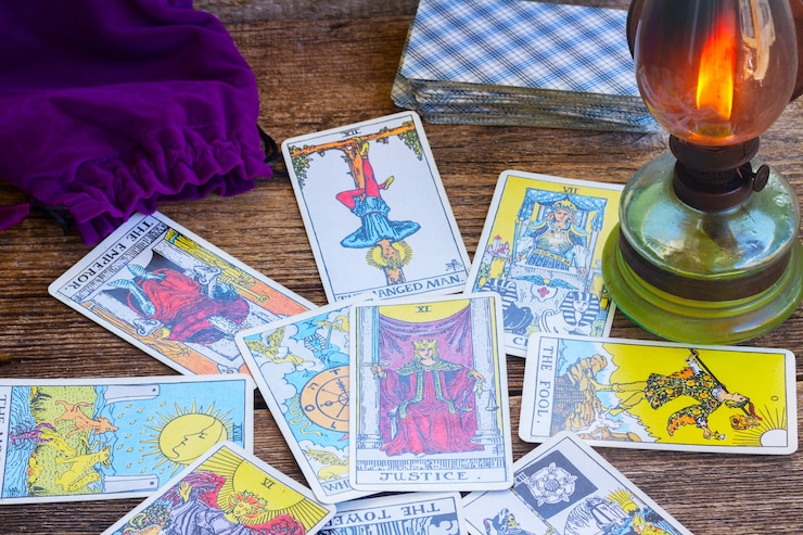 Foto wahrsagerei mit tarotkarten