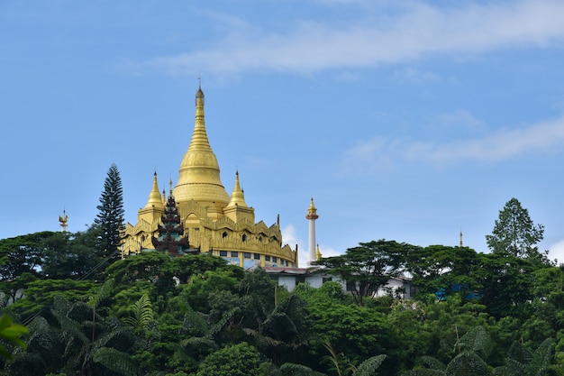 Wahrzeichen der berühmten Plätze der goldenen Pagode in Mong La Myanmars Sin City Shan-Staat Myanmar.