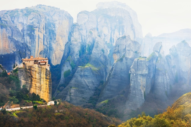 Foto wahrzeichen griechenlands - einzigartige meteora mit hängenden klöstern über felsen