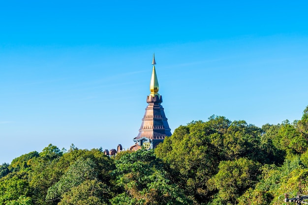 Wahrzeichen Pagode im doi Inthanon Nationalpark mit blauem Himmel in Chiang Mai, Thailand.
