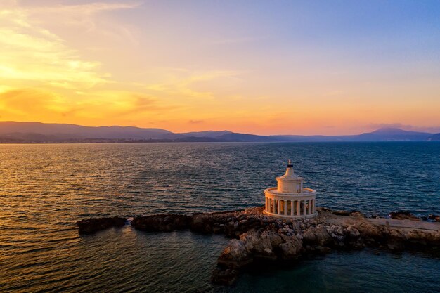 Wahrzeichen von Saint Theodore Leuchtturm in der Stadt Argostoli bei Sonnenuntergang Insel Kefalonia Griechenland