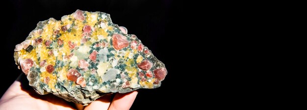 Foto la wairakita es una piedra geológica natural preciosa rara en fondo de gradiente en encabezado aislado de clave baja