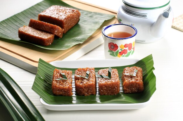 Wajik Cake es uno de los pasteles tradicionales de Betawi, Indonesia. Elaborado con harina de arroz glutinoso, azúcar moreno, hoja de pandan y leche de coco. Foco de selección