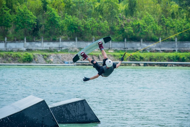 wakeboard no wake park. Esportes ao ar livre e radicais.