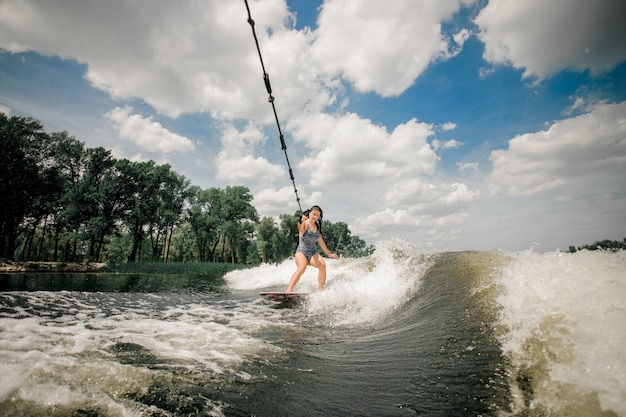 Wakeboarden der jungen Frau