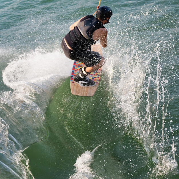 El wakeboarder crea una gran explosión