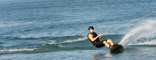 Wakeboarder en el lago