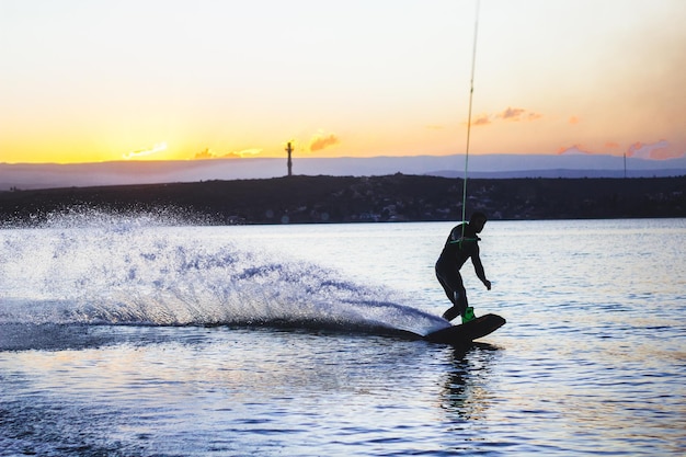 Foto wakeboarding mann gegen sonnenuntergang