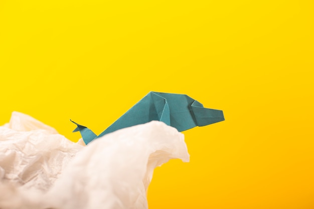 Wal auf einer Welle handgemachte Origami Bastelpapier Kunst auf einem gelben Papier Hintergrund