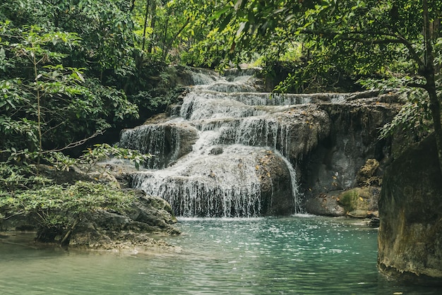 Wald und Wasserfall am Ton Nga Chang Wasserfall Songkhla Thailand Touristische Attraktion und berühmte Sehenswürdigkeiten natürliche Outdoor-Dschungellandschaft