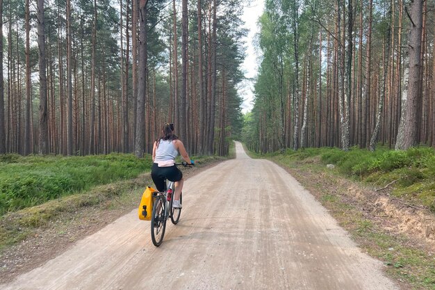 Waldabenteuer Mädchen Radfahren durch die Schönheit der Natur Konzept der Erholung in der Natur Fahrradabenteuer der jungen Frau im Wald