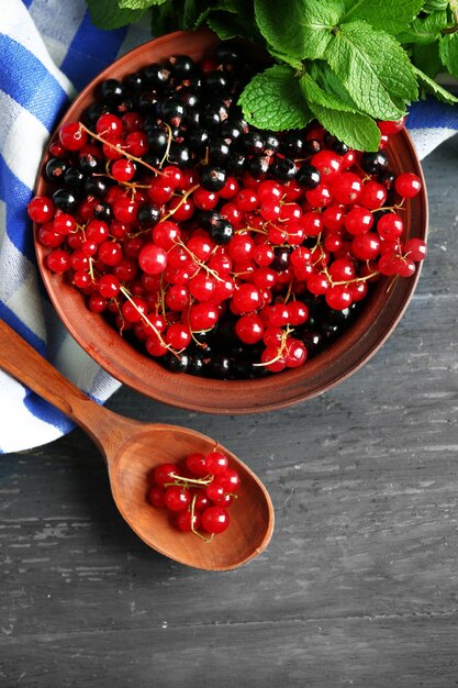 Foto waldbeeren in schalen auf holzhintergrund