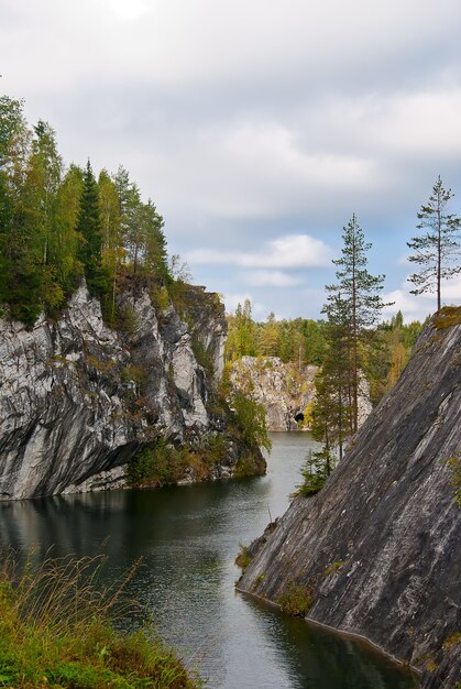 Foto waldsee in den felsen