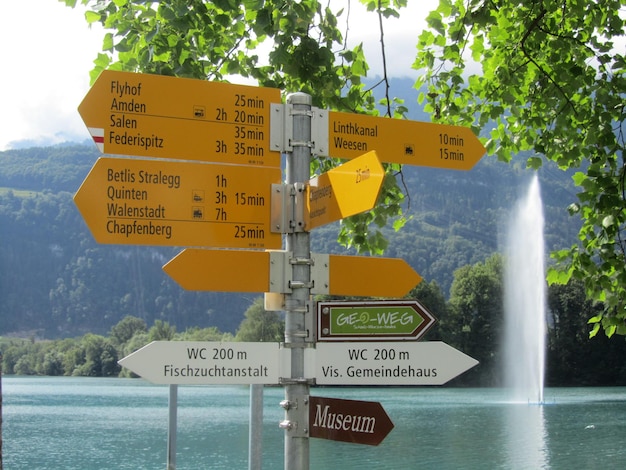 Walensee, Suiza, fingerpost para excursionistas