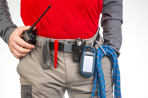 walkietalkie linterna cuchillo navegador GPS cuerda de escalada en el cinturón de los pantalones de trekking turístico