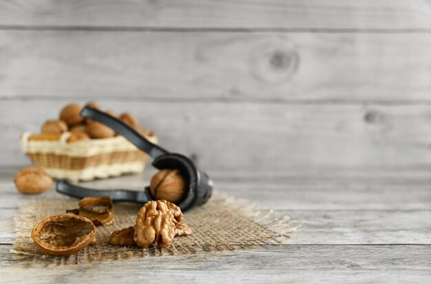 Walnüsse werden auf einem Holztisch kopiert