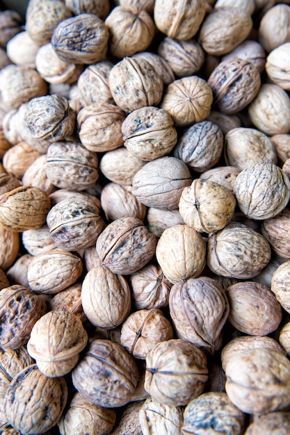 Walnusshintergrund oder -textur, gesundes Essen mit vielen Vitaminen. Ernährung