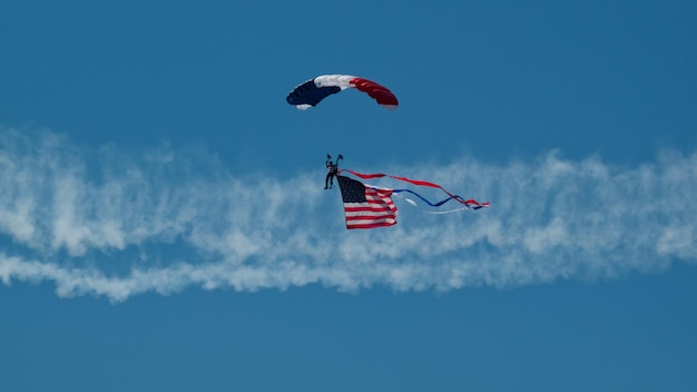 Walter Green enarbolando la bandera estadounidense en el Salón Aeronáutico de las Montañas Rocosas en Broomfield, Colorado.