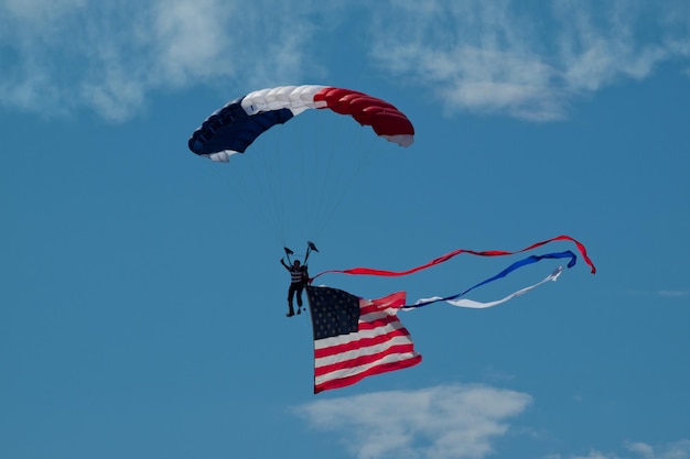 Walter Green enarbolando la bandera estadounidense en el Salón Aeronáutico de las Montañas Rocosas en Broomfield, Colorado.