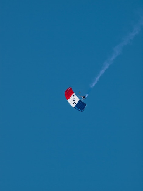 Walter Green unter der amerikanischen Flagge auf der Rocky Mountain Airshow in Broomfield, Colorado.