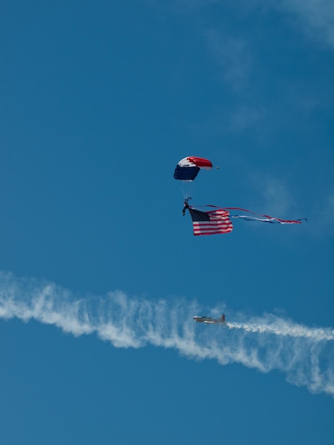 Walter Green unter der amerikanischen Flagge auf der Rocky Mountain Airshow in Broomfield, Colorado.