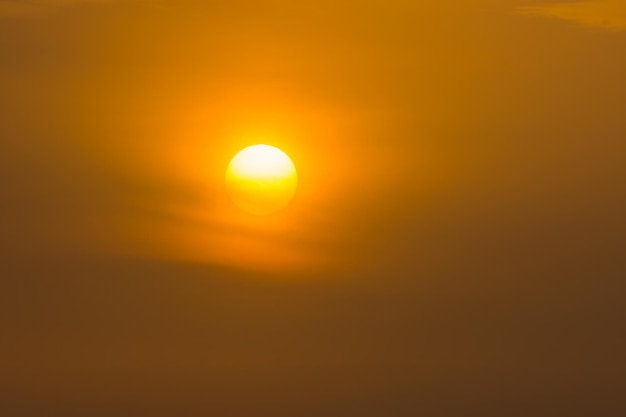 Wam sun en el cielo durante la puesta de sol de vacaciones en egipto