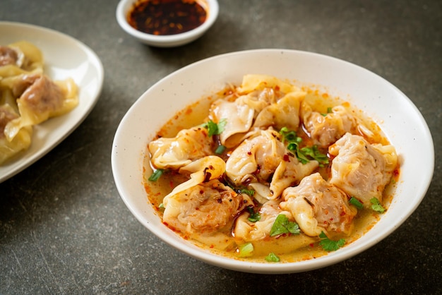 Wan-Tan-Suppe mit Schweinefleisch oder Knödelsuppe mit geröstetem Chili - asiatische Küche