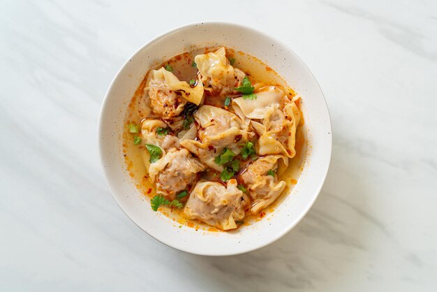 Wan-Tan-Suppe mit Schweinefleisch oder Knödelsuppe mit geröstetem Chili