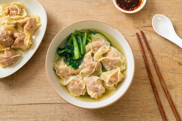 Wan-Tan-Suppe mit Schweinefleisch oder Knödelsuppe mit Schweinefleisch und Gemüse - asiatische Küche