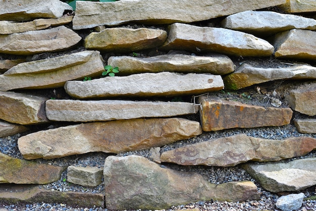 Wand aus flachen Steinen in einer Reihe