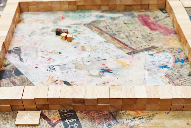 Wand aus Mahjong-Holzfliesen in früher Runde