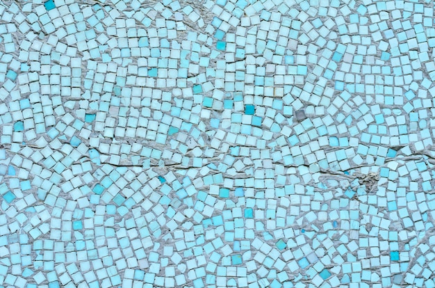 Wand bedeckt mit Mosaiken der weißen und hellblauen Farbe