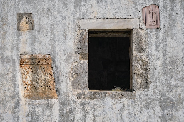 Wand der alten verlassenen Kirche im Dorf Kayakoy verlassene Geisterstadt in der Nähe von Fethiye in der Türkei Ruinen von Steinhäusern Standort der antiken griechischen Stadt Karmilissos aus dem 18. Jahrhundert