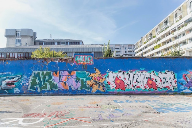 Wand mit Graffiti im Kunstzentrum Metelkova Slowenien und dahinter Wohnhäuser