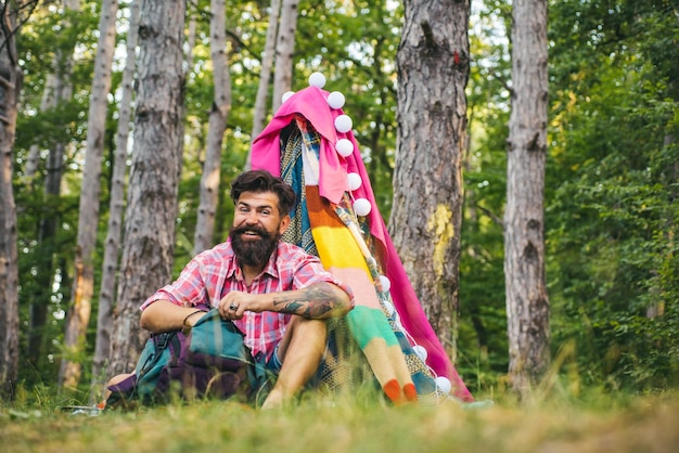 Wander- und Outdoor-Erholungskonzept mit flachen Campingreisen Freizeitaktivitäten im Freien