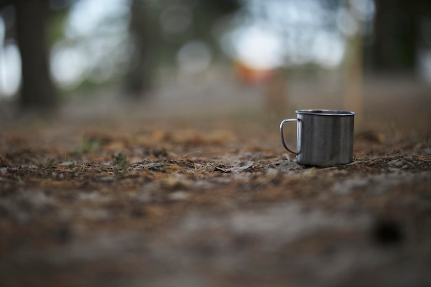 Wanderbecher aus Metall im Wald Titanbecher aus Metall Waldwanderung Tee- oder Kaffeezeit beim Abenteuer