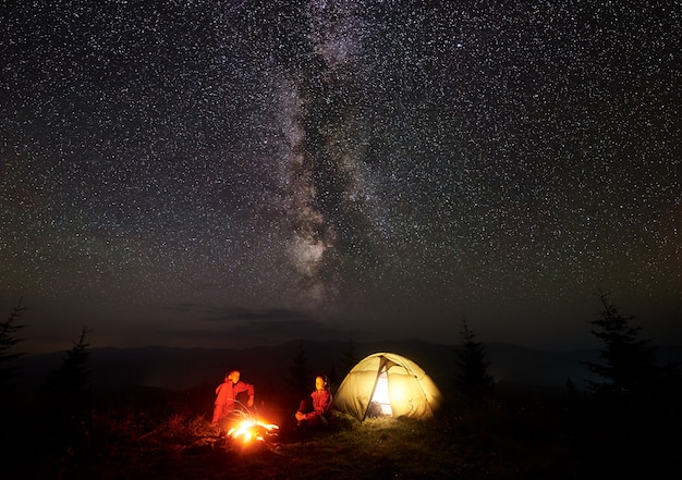 Wanderer auf dem Campingplatz in der Nacht