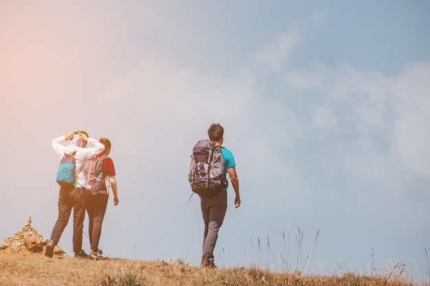 Wanderer auf dem Feld gegen den blauen Himmel