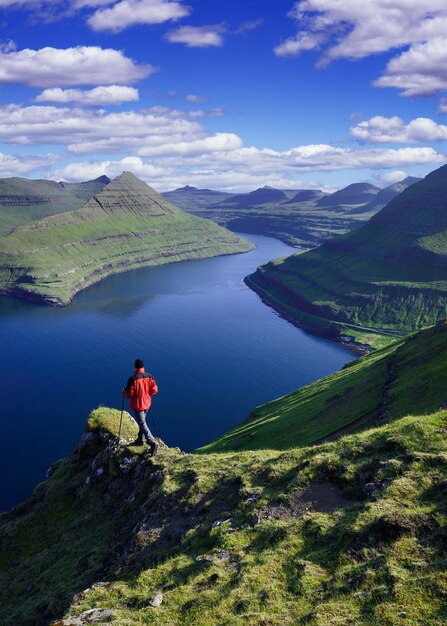 Wanderer auf der Insel Eysturoy mit Blick auf den Funningur-Fjord auf den Färöern