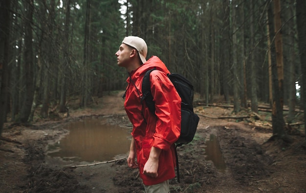 Wanderer auf einer Bergwanderung durch den dichten unberührten Wald