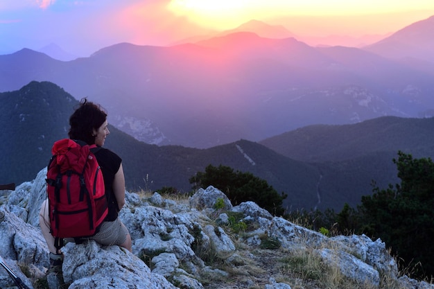 Wanderer beim Betrachten des Sonnenuntergangs