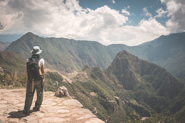 Wanderer, der auf dem Inka-Weg über Machu Picchu, dem meistbesuchten Reiseziel in Peru, wandert