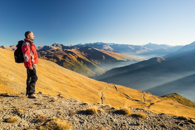 Wanderer, der auf die Gebirgsspitze stillsteht