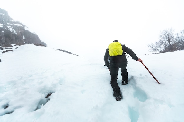 Wanderer, der durch eine Winterlandschaft geht