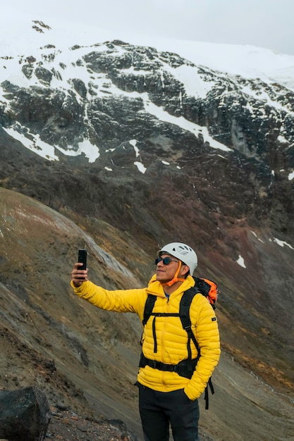 Wanderer, der ein Selfie mit Smartphone macht