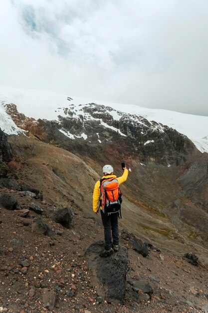 Wanderer, der ein Selfie mit Smartphone macht