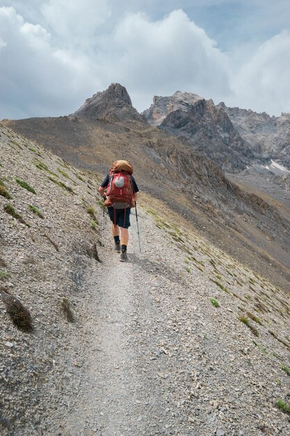 Wanderer, der einen Berg erklimmt